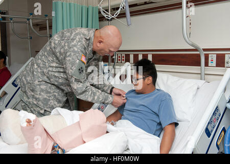 Ein US-Armeesoldat des 2. Bataillons, 27. Infanterieregiments, erhält das Purple Heart im Brooke Army Medical Center, um Wunden zu erkennen, die während der Kampfeinsätze entstanden sind. Stockfoto