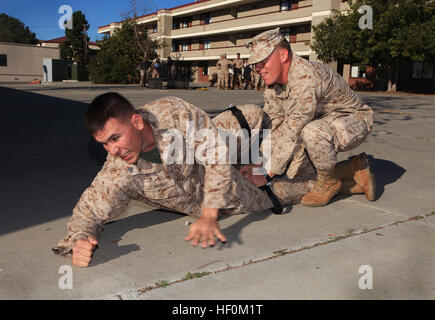 MARINE CORPS BASE CAMP PENDLETON, Kalifornien - Sergeant Alan Cummings, ein Eingeborener von Lee, Massachusetts, spielt die Rolle des doppelten Amputierte während eines Kampfes Lebensretter Bohrers hier, Dez. 7. Cummings und ca. 100 Marines aus 4. Marineabteilung, Marine Corps Forces Reserve, bereiten sich für einen Einsatz in Afghanistan, wo sie als Polizei-Ausbilder für die afghanischen nationalen Sicherheitskräfte dienen werden. "Wir haben keine Wochenenden [hier]," sagte Cummings, ein Freiwilliger Feuerwehrmann und Rettungssanitäter außerhalb des Corps. "Wir nicht jederzeit aussteigen. Jeder Tag ist ein Montag. "Trotz der Strapazen der Ausbildung, C Stockfoto