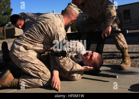 Lance Corporal und etwa 100 Marines der 4. Marine Division, Marine Corps Forces Reserve, nehmen an einer Kampfübung in Camp Pendleton, Kalifornien Teil und bereiten sich auf den Einsatz als Polizeiausbilder für die afghanischen nationalen Sicherheitskräfte vor. Stockfoto