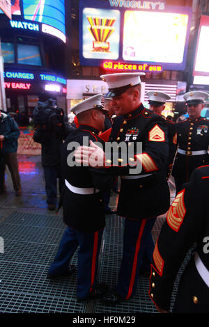 NEW YORK--Marines gratulierte Staff Sergeant Daniel Valdes, ein Grass Valley, Kalifornien, geboren, nach Erhalt der verdienstvolle freiwillige Service-Medaille in einem Times Square-Zeremonie, hier, Dez. 7. Valdes, Logistik-Chef, 6. Kommunikation Bataillon, Marine Forces Reserve und seine Familie fährt nach Kalifornien vor Weihnachten und er wird in den kommenden Monaten nach Afghanistan bereitstellen. Valdes erhielt für seine Arbeit von 2008 bis 2011 innerhalb der Gemeinschaft. Er baute eine Beziehung zwischen dem Bataillon und dem Ronald McDonald House, für Familien mit Kindern, die ins Krankenhaus, durch Organizi eingeliefert werden Stockfoto