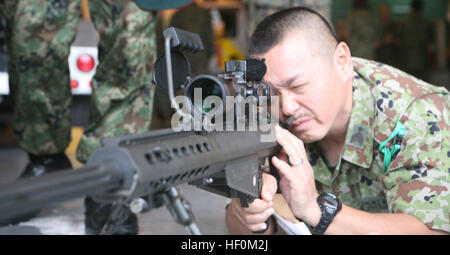 CAMP FOSTER, OKINAWA, Japan – Sgt. Major Masaki Ando, eine explosive Verordnung Entsorgung Feldwebel, sieht durch das Zielfernrohr eines Gewehrs Spezialanwendung Gültigkeitsbereich während der explosive Ordnance Entsorgung Studienreise durch das Camp Foster EOD ablösen. Der jährliche Studienreise ermöglicht die Marine Corps EOD und japanische Ground Self-Defense Force EOD teilen ihre Techniken und Interoperabilität zu verbessern. "Marine Corps EOD völlig in sich abgeschlossen," sagte Chief Warrant Officer Timothy H. Buckles, Leiter der EOD-Ablösung auf Camp Foster. "sie enthalten jede Abteilung, die ein Marinekorps instal Stockfoto