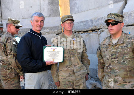 Secretary Of The Army John M. McHugh präsentiert das Purple Heart, Pfc. Steven Gagnon, Infanterist mit 1. Bataillon, 5. Infanterie-Regiment, 1st Stryker Brigade Combat Team, 25. Infanterie-Division und Porter, Maine, heimisch, während einer Zeremonie im Forward Operating Base Masum Ghar Dez. 14. Secretary Of The Army besucht Panjwa'i, Afghanistan 111214-A-AX238-004 Stockfoto