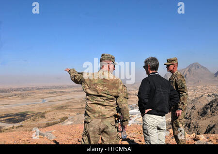 Kol. Todd Wood, Kommandeur der 1st Stryker Brigade Combat Team, 25. Infanterie-Division und Command Sergeant Major Bernie Knight zeigen Secretary Of The Army John M. McHugh Aussicht mit Blick auf Panjwa'i Stadtteil von Forward Operating Base Masum Ghar Dez. 14. Secretary Of The Army besucht Panjwa'i, Afghanistan 111214-A-AX238-001 Stockfoto