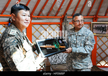 Generalmajor Gary Hara, stellvertretender Kommandierender general, US Army, Pacific, präsentiert ein Geschenk Generalmajor Byambasuren Bayarmagnai, stellvertretender Chef des Stabes der mongolischen Streitkräfte, während eines Besuchs in den fünf Hügeln Trainingsbereich, 12. August 2013. Khaan Quest ist eine friedenserhaltende Operationen konzentriert, kombinierten Fortbildungsveranstaltung zwischen US Marine Corps Forces Pacific, USARPAC und die MAF. Diese Übung markiert die 11. Wiederholung von Khaan Quest. Militärisches Personal aus Australien, Kanada, Frankreich, Deutschland, Japan, Indien, Nepal, Republik Korea, Tadschikistan, Vereinigtes Königreich und Vietnam sind auch die Teilnahme an der Stockfoto