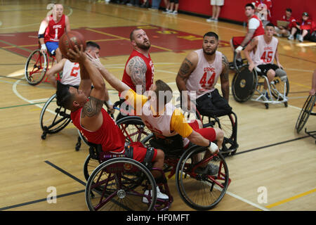 CPL. Marcus Chischilly, 26, der Verwundeten Krieger Bataillon West und von Phoenix, führt einen Torwurf im Rollstuhl Basketball-Spiel bei den 2014 Marine Corps Trials an Bord Camp Pendleton, Kalifornien, 5. März 2014. Das Marine Corps-Studien ist eine 8-Sport Invitational mit vier Mannschaften, bestehend aus aktiven Dienst Marines, Veteranen und internationalen Service-Mitglieder. Der Wettbewerb bietet Chancen für die Verwundeten, Kranken und verletzten Soldat innen zu trainieren, als Athleten, während ihre Stärke zu erhöhen, so können sie ihren Wehrdienst weiterhin oder entwickeln gesunde Gewohnheiten für das Leben außerhalb der ser Stockfoto