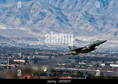 Ein Royal Saudi Air Force f-15 Strike Eagle fährt für eine Ausbildungsmission über Nevada Test und Trainingsbereich während rote Fahne 12-2 Jan. 27, 2011, Nellis Air Force Base, Nevada Red Flag ist ein realistisches Kampftraining-Übung mit den Luftstreitkräften der Vereinigten Staaten und ihrer Verbündeten. Die Übung wird nördlich von Las Vegas auf der NTTR gehostet. Flickr - DVIDSHUB - rote Fahne 12-2 (Bild 2 von 29) Stockfoto