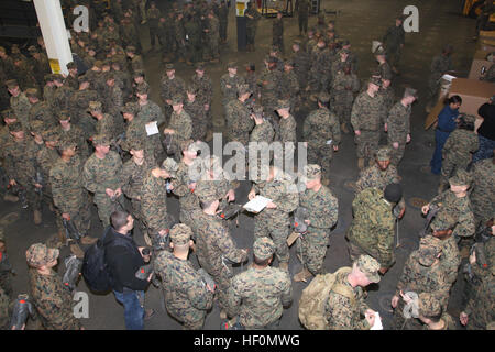 Marines aus Regiments Landing Team 2 erhalten ihre Rettungswesten an Bord der USS Kearsarge, Jan. 29, vor dem Meer für Übung Bold Alligator 2012. Wenn die Marines für den Kampf trainieren und ihrer amphibischen Fähigkeiten testen, bleibt die Sicherheit ein wichtiger Faktor für alle Trainings während der größten amphibischen Marineübung in den letzten 10 Jahren. Diese Übung entspricht der Navy und des Marine Corps Revitalisierung des gesamten Spektrums der amphibische Operationen. Die Übung konzentriert sich auf heutigen Kampf mit heutigen Kräfte, während die Vorteile der Seabasing präsentiert. Die Übung dauert zwischen 30 Januar Stockfoto