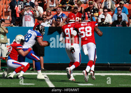 Atlanta Falcons-Tight-End Tony Gonzalez von San Diego Chargers defensive Sicherheit Eric Weddle im Aloha Stadium während der National Football League 2012 Pro Bowl Spiel in Honolulu, Hawaii, 29. Januar 2012 in Angriff genommen wird. Pro Bowl 2012 120129-M-DX861-092 Stockfoto