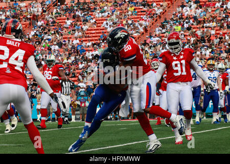 Chicago Bears Runningback Matt Forte von Denver Broncos kostenlosen Sicherheits Brian Dawkins im Aloha Stadium während der National Football League 2012 Pro Bowl Spiel in Honolulu, Hawaii, 29. Januar 2012 in Angriff genommen wird. Pro Bowl 2012 120129-M-DX861-096 Stockfoto