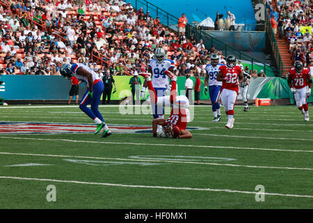 San Diego Chargers Wide Receiver Vincent Jackson endet kopfüber nach einen Haken im Aloha Stadium während der National Football League 2012 Pro Bowl Spiel in Honolulu, Hawaii, 29. Januar 2012 zu machen. Pro Bowl 2012 120129-M-DX861-117 Stockfoto