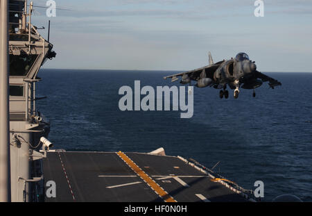 Ein AV-8 b Harrier aus Marine Attack Squadron 231 nutzt seine vertikale Landung Fähigkeit für Übung Bold Alligator 2012 an Bord der USS Kearsarge zu landen. Der Zweck der Übung war es, Navy und Marine Corps amphibische expeditionary Taktiken, Techniken und Verfahren zu revitalisieren und beleben ihre Kultur der Durchführung von Navy und Marine Corps Operationen aus dem Meer mit der Marine Expeditionary Strike Group 2 und des Marine Corps 2. Marine Expeditionary Brigade kombiniert. Marine Corps Air Station Cherry Point Jahresrückblick 120201-M-AF823-001 Stockfoto