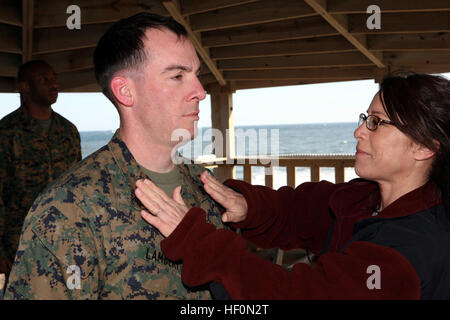 Chesterville, Maine resident Staff Sgt. Jeremy T. Lambert wurde in seiner heutigen Rang von seiner Frau Danielle während einer Zeremonie im Marine Corps Security Cooperation Group, 3. Februar angeheftet, auf.  Lambert ist ein Veteran der OIF und dient derzeit als Berater Fähigkeiten Lehrer an MCSCG. Lambert Mount blau die High School im Jahr 2001. Langjähriger Chesterville, Maine, Bewohner und Marine OIF Veteran gefördert werden, um als nächstes DVIDS519877 Rang Stockfoto