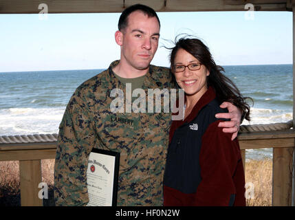 Chesterville, Maine, resident Staff Sgt. Jeremy T. Lambert wurde in seiner heutigen Rang von seiner Frau Danielle während einer Zeremonie im Marine Corps Security Cooperation Group, 3. Februar angeheftet, auf.  Lambert ist ein Veteran der OIF und dient derzeit als Berater Fähigkeiten Lehrer an MCSCG. Lambert Mount blau die High School im Jahr 2001. Langjähriger Chesterville, Maine, Bewohner und Marine OIF Veteran gefördert werden, um als nächstes DVIDS519876 Rang Stockfoto