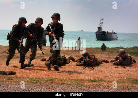 Royal Thai Marine Corps vorab auf das Ziel, während US-Marines den 31. Marine Expeditionary Unit während der multilateralen amphibische hier Feb. 10 Sicherheitsleistung. Die Marines waren einen multilaterale amphibischen Angriff mit Thai Royal Marines und Republik Korea Marines während der Übung Cobra Gold 2012 durchführen. CG 2012 zeigt das Engagement der USA und der teilnehmenden Nationen um Interoperabilität zu erhöhen und die Förderung von Sicherheit und Frieden in der Region Asien-Pazifik. Thailand, Südkorea, US-Truppen führen amphibische 120210-M-VD755-099 Stockfoto