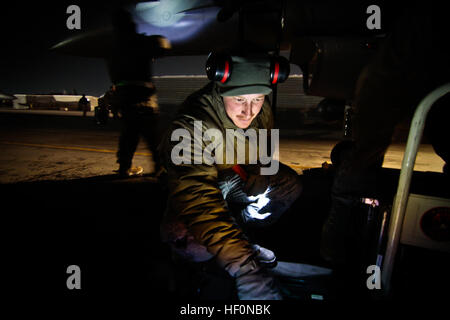 US Air Force Tech SGT Sean Latimer, ein F - 16C Fighting Falcon Crewchief führt Wartungsarbeiten an einem Flugzeug, 14. Februar 2012. Latimer ist die 455. Expeditionary Aircraft Maintenance Squadron zugewiesen und wird von 177 Kämpfer-Flügel, New Jersey Air National Guard eingesetzt. Flickr - DVIDSHUB - Jersey Devil Night Ops Stockfoto