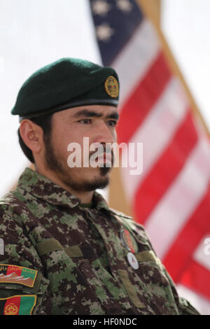 CAMP LEATHERNECK, Provinz Helmand, Afghanistan – zwanzig - zwei Afghanen, mit afghanischen Nationalarmee und afghanische Uniformierte Polizei, Absolvent der afghanischen Kleinwaffen Waffen Instructor Kurs und Alphabetisierungskurs, 16 Februar. Der Ausbilderkurs, vom gemeinsamen Sustainment Akademie im Südwesten lehrt Afghanen 10 Waffensysteme und bereitet sie auf ihre Heimgeräte Lehren. Marine und afghanische Lehrer unterrichten die Klassen und bereitet die Soldaten mit Waffen, variierend von 9mm, das AK-47 Sturmgewehr Pistole. Brooklyn native lehrt Afghanen Waffensysteme, Führung 120216-M-PC317-052 Stockfoto