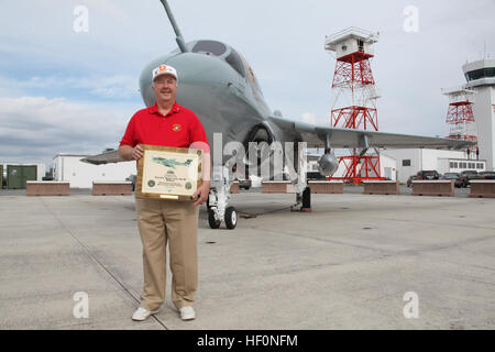 Pensionierter Oberst Wayne Whitten hält eine Gedenktafel für die Lieferung der ersten EA-6 b Prowler, MCAS Cherry Point, 17. Februar 1977 stattfand. Whitten war Mitglied der Besatzungen, die die Flugzeuge hier vor 35 Jahren ausgeliefert. Der Prowler hinter ihm ist dasselbe lieferte er Cherry Point und die einzige EA-6 b, nie in einem Navy EloKa-Geschwader zu dienen. Herumtreibern feiern 35 Dienstjahren 120217-M-AF823-016 Stockfoto