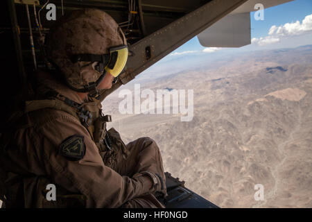 Staff Sgt Joel G. Steinmetz, Tilt Rotor Crewchief, Marine Medium Tilt Rotor Squadron 165, sitzt am Ende der Rampe auf eine Bell-Boeing v-22 Osprey während Wärmeleitung Nachschub Operationen in der Nähe der Marine Corps Air Ground Combat Center, Twentynine Palms, Kalifornien, 12. August 2016, im Rahmen des integrierten Übung 5-16. (Offizielle Marinekorps Foto von Lance Cpl. Levi Schultz/freigegeben) Ein kurzer Blick in integrierten Übung 5-16 050126-M-PS017-064 Stockfoto