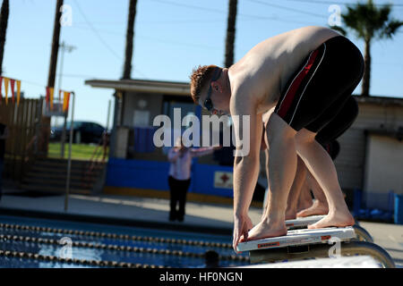Ein US-Marine bereitet sich darauf vor, den Schwimmabschnitt der Marine Corps Trials 2012 in Camp Pendleton, Kalifornien, zu beginnen, Teil eines Wettbewerbs für verwundete, kranke und verletzte Soldaten. Stockfoto
