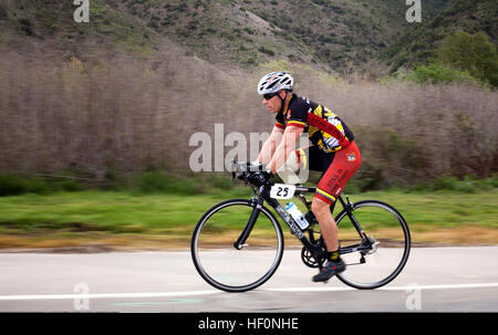 Jonathan Disbro, eine oberhalb des Knies amputiert, Rennen durch den 30-Kilometer open cycling Kurs 2012 Marinekorps Versuche im Marine Corps Base Camp Pendleton, Kalifornien, 19 Februar. Disbro und mehr als 300 verletzte Marines aus dem Verwundeten Krieger Regiment neben Veteranen und Verbündeten, konkurrieren in den zweiten jährlichen Studien, darunter Schwimmen, Rollstuhl-Basketball, sitzen, Volleyball, Leichtathletik, Bogenschießen, Radfahren und schießen. Die Top 50, die Durchführung von Marines verdienen die Möglichkeit, an den Krieger spielen in Colorado Springs, Colorado, im Mai zu konkurrieren. Jonathan Disbro, ein über-kne Stockfoto