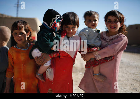 Afghanische Kinder posieren für ein Foto im Kajaki, Provinz Helmand, Afghanistan, 28. Februar 2012. Kinder gehen oft US-Marines auf Patrouille aus Neugier oder in der Hoffnung, ein Geschenk zu erhalten. (Foto: U.S. Marine Corps Lance Cpl. Andrew J. Good/freigegeben) Patrouille in Kajaki 120228-M-DL630-053 Stockfoto