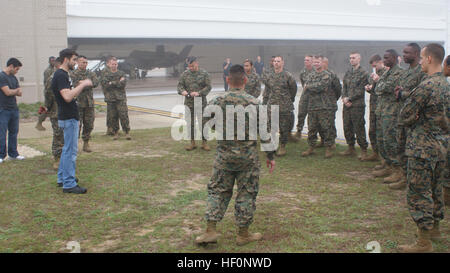Ultimate Fighting Championship Interim im Weltergewicht Champion Carlos Condit, links, spricht mit Marines mit Marine Fighter Attack Training Squadron 501 auf der Eglin Air Force Base, Florida, März 2. Condit war früher ein Teil einer Gruppe von UFC-Kämpfer, die Service-Mitglieder in Afghanistan im Juni 2008 besucht. Condit zeigte Interesse an besuchen und als Hommage an Militärangehörige und ihre Familien. UFC Athleten besucht VMFAT-501 DVIDS538694 Stockfoto