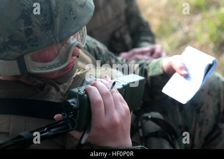 Eine Marine mit Produktion und Analyse Unterstützungskompanie, 2. Intelligence Bataillon II. Marine Expeditionary Force, ruft über Funk nach Sichtung möglich hausgemachte Sprengstoffe Labor während der Zähler Improvised Explosive Device Lane, März 8. Die Ausbildung zur Verfügung gestellt Intelligenz Analysten mit einem up Close und Personal Blick auf Leben auf dem Boden während bereitgestellt, mit der Absicht geben den Teilnehmern ein besseres Gefühl für Perspektive und das Verständnis beim interpretieren roh Geheimdienstinformationen während ihres bevorstehenden Einsatzes. Intelligenz wird Street smart, Marines mit 2. Intel Mrd. Lauf Stockfoto