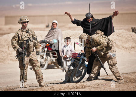 Provinz PAKTIKA, Afghanistan--US-Armeesoldaten von Firma A, 1. Bataillon, 1. Zug, 2. Infanterie-Brigade, Task Force Blackhawk suchen Reisende an einem Kontrollpunkt Verkehr außerhalb Combat Outpost Yosef Khel 9.März.  1. 'Auserwählten' Zug war Durchführung des TCP und clearing-Missionen ganztägig mit einem Zug aus der afghanischen Nationalarmee.  (Foto: U.S. Army Sgt Ken Scar, 7. MPAD) Flickr - DVIDSHUB - U.S. Operationen afghanischen Streitkräfte Kontrollpunkt in der Nähe von COP Yosef Khel (Bild 12 von 14) Stockfoto