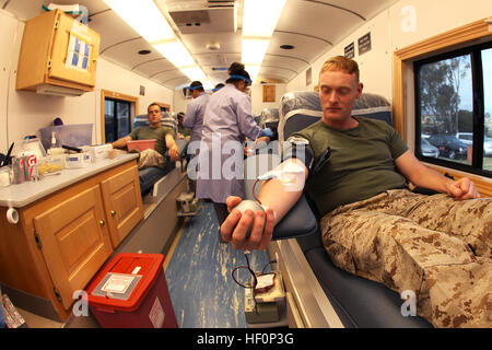 Lance CPL. Scott Flagg, Geheimdienstanalyst des 1. Geheimdienstbataillons im Marinekorps-Basislager Pendleton, spendet Blut während einer Fahrt und hilft Patienten, die eine Herzoperation, Krebsbehandlung benötigen, oder verletzten Mitgliedern des Dienstes. Stockfoto