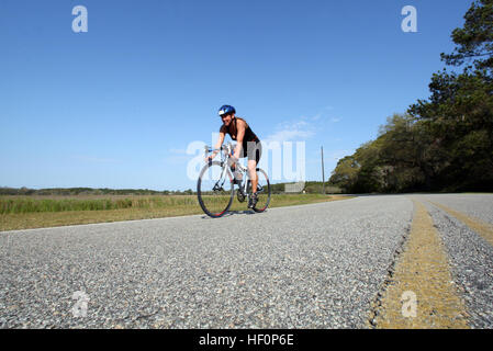 Triathletin Claudia Venherm durchläuft der 2. Veranstaltung 2012 Parris Island Triathlon, gehen Tri Sports South Carolina Triathlon Series, an Bord der Marine Corps rekrutieren Depot Parris Island, SC, 17. März 2012. Die 10-Meilen-Motorrad-Veranstaltung begann am Parris Island Combat Training Tank, Halbzeit bei The Legends auf Parris Island, Golfplatz wieder in der Wechselzone am Pool. MCRD PI Go Tri Sport-South Carolina-Triathlon-Serie 120317-M-XK446-173 Stockfoto