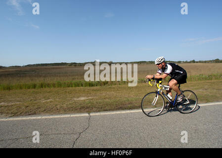 Triathlet James Carpenter durchläuft der 2. Veranstaltung 2012 Parris Island Triathlon, gehen Tri Sports South Carolina Triathlon Series, an Bord der Marine Corps rekrutieren Depot Parris Island, SC, 17. März 2012. Die 10-Meilen-Motorrad-Veranstaltung begann am Parris Island Combat Training Tank, Halbzeit bei The Legends auf Parris Island, Golfplatz wieder in der Wechselzone am Pool. MCRD PI Go Tri Sport-South Carolina-Triathlon-Serie 120317-M-XK446-177 Stockfoto