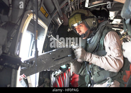 UDAIRI Bereich, Kuwait (24. Februar 2005)--Gunnery Sgt. Lonnie L. Shaw, 32, CH-46E Crew chief mit Marine Medium Helicopter Squadron 165 (Lauf) und gebürtig aus Tucson, Arizona, zielt darauf ab eine.50 Kaliber-Maschine Gewehr sein Angesetztes Ziel während des Trainings hier leben Feuer. HMM-165 (REIN), befestigt an der 15. Marine Expeditionary Unit (spezielle Operationen fähig), ist die Ausbildung in Kuwait, um ihre Fähigkeiten als Aviation Combat Element zu erhalten. (Offizielle USMC Foto: Lance Cpl. Thomas J. Grove) USMC-050224-M-5578G-033 Stockfoto