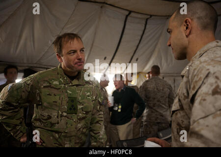 British Army Brigadier Stuart Skeates, der stellvertretende Kommandeur des Regional Command (Südwesten), spricht mit US Marine Oberstleutnant Matthew Palma, das 3. Bataillon, 3. Marineregiment befehlshabender Offizier, während einer vierteljährlichen Governance Konferenz veranstaltet von RCT-5 hier, März 27. Wichtige zivile Führungskräfte mit mentoring die afghanische Regierung bei der Entwicklung ihrer wirtschaftlichen beauftragt, trafen sich Bildung und Justizsysteme mit Marine-Führer unter RCT-5 bildet ein Forum für die Diskussion über Fortschritte und Herausforderungen der Zukunft, die in Mardscha, Nawa, Garmsir und Khan Neshin Bezirke bleiben. Marine, zivile lea Stockfoto