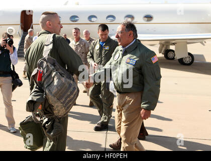 Marine Kapitän Chris Misner schüttelt Hände mit US-Verteidigungsminister Leon Panetta vor seinem Ausscheiden aus dem Marine Corps Air Station Camp Pendleton, Kalifornien, 30 März. Panetta nahm auch ein Hovercraft an Bord der USS Peleliu während seines Besuchs. Er sprach mit den Marines und Seglern der 15. Marine Expeditionary Force und beobachteten Flugbetrieb. Verteidigungsminister besucht Camp Pendleton DVIDS551607 Stockfoto