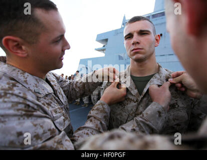 Alpha Company, Battalion Landing Team 1. Bataillon, 2. Marine Regiment, 24. Marine Expeditionary Unit montiert für eine Auszeichnung und Förderung Zeremonie am Bug hier, 2. April 2012, wie die Marines auf dem Schiff Jungfernfahrt Bereitstellung über den Atlantik Segeln. 24. MEU, eine Partnerschaft mit der Marine Iwo Jima amphibisches bereit Gruppe, setzt für die Europäische und Central Command Theater Betrieb, dienen als Theater Reserve und Krise Antwort Kraft in der Lage, eine Vielzahl von Missionen von Full-Scale Kampfoperationen, humanitäre Hilfe und Katastrophenschutz. 24. MEU Bereitstellung 120404-M Stockfoto