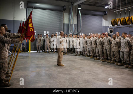 Oberst Andrew G. Shorter, wechselten die Marine Air Gruppe 14 Kommandierender Offizier Adressen Marine Wing Support Squadron 271 in deren Hauptquartier an Bord der Marine Corps Air Station Cherry Point Donnerstag, zum ersten Mal seit der Staffel. Marine Wing Support Gruppe 27 aufgegeben Befehl von Hap-271-MAG-14 1. April 2012, im Rahmen der 2010 Kraft Struktur Überprüfung. Support für Geschwader und Flugzeuge Gruppe mit vereinten Kräften für die Marine CorpsE28099 Mission 120406-M-OT671-693 zu erreichen Stockfoto