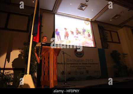 PUERTO PRINCESA, Palawan, Republik der Philippinen - Herr Francisco Duran, Projektleiter, Vereinigte Staaten Marine Corps Forces Pacific Experimente Center gibt eine Klasse auf Wasser-Hygiene für die Streitkräfte der Philippinen Medical Corps und Vereinigte Staaten militärische Mitglieder Teilnahme an einem medizinischen Symposium für lokale Heilpraktiker in Puerto Princesa City, Palawan, Republik der Philippinen am 10. April 2012. Philippinische und militärische Mitglieder in den USA bereiten sich auf mehrere medizinische bürgerlichen Hilfsprojekte (MEDCAPs) über Palawan während der Übung Balikatan 2012 (BK12), führen ein ein Stockfoto