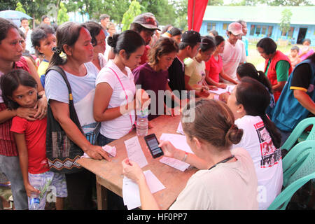 Streitkräfte der Philippinen Medical Corps und Vereinigte Staaten militärische Mitglieder registrieren Patienten bei einer medizinischen bürgerlichen Hilfsprojekt an Mangingisda Elementary School, Puerto Princesa, Palawan, Philippinen, 13. April 2012. Philippinische und US-Militärangehörige sind mehrere MEDCAPs in Palawan während der Übung Balikatan 2012, eine jährliche bilaterale training Übung zur Verbesserung der Republik der Philippinen und US-Militär zwingen Interoperabilität bei der Planung, Kontingenz, humanitärer Hilfe und Katastrophenschutz Hilfsaktionen zur Durchführung. Balikatan 2012 120413 - Übung Stockfoto