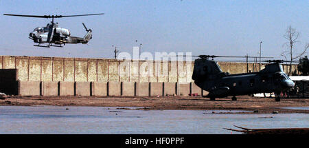 Bagdad, Irak--(15. März 2005) - beide AH-1W Super Cobra und CH-46E Sea Knight Helikopter von HMM-165 (Lauf) sicher landen bei einer Forward Operating Basis hier.  Die 15. Marine Expeditionary Unit (spezielle Operationen fähig) führt derzeit Sicherheits- und Stabilisierungsoperationen im Großraum Bagdad.  (Offizielle USMC Foto von Captain Jay Delarosa) USMC-050315-M-6875D-041 Stockfoto