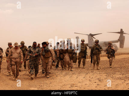 Führung von afghanischen und Koalition gemeinsam mit der afghanischen Grenzpolizei, Regional Command (Südwesten) und Regimental Combat Team 5 Fuß entfernt von der Landezone hier, 14. April 2012. US Marine Colonel Roger Turner, der RCT-5 Kommandierende Offizier und seine Mitarbeiter besuchten mehrere afghanische und Marine Positionen in der Provinz Helmand Khan Neshin Bezirk, den Fortschritt der afghanischen nationalen Sicherheitskräfte und Bezirk Regierung aus erster hand sehen. Marine Führer erhalten aus erster hand Blick auf Sicherheit, Governance Fortschritte im südlichen Helmand 120415-M-PH863-126 Stockfoto