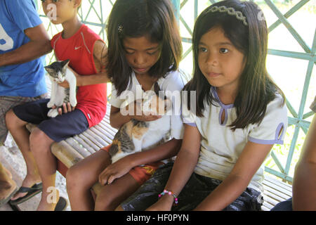 Puerto Princesa City, Palawan, Philippinen - Kinder von den lokalen Barangay bringen ihre Tiere zu einem Tierarzt Bürgerbeteiligung Projekt (VETCAP) an der Virgilis R. Mabanua Elementary School, Puerto Princesa, Palawan, Republik der Philippinen am 18. April 2012. Philippinische und US-Militärangehörige sind mehrere VETCAPs in Palawan während der Übung Balikatan 2012 (BK12), eine jährliche bilaterale training Übung zur Verbesserung der Republik der Philippinen und US-Militär zwingen Interoperabilität bei der Planung, Kontingenz, humanitäre Hilfe und Katastrophenhilfe re zur Durchführung Stockfoto