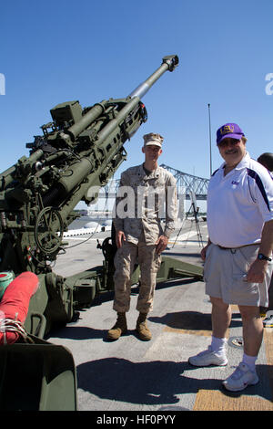 Andrew Navarre (rechts) von Baton Rouge, Louisiana, und U.S. Marine Corps CPL. Samuel McKeand, ein Cannoneer mit 2nd Battalion, 12. Marine Regiment, stehen neben einer Haubitze M777 Artillerie-Kanone an Bord der USS Wasp in New Orleans, Louisiana, 18. April 2012. Die 26. Marine Expeditionary Unit ist derzeit das Gedenken der Schlacht von New Orleans unterstützen. Ab April dieses Jahres und bis 2015 weiter, wird die US Navy, der US Marine Corps und der U.S. Coast Guard der Zweihundertjahrfeier des Krieges von 1812 und Star Spangled Banner gedenken. Der Krieg von 1812 fest gedenkt das ric Stockfoto