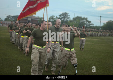 Lance Cpl. Adrian Simone, ein Schütze mit Unternehmen B, 1. Bataillon, 1. Zug, 6. Marineregiments wirft beide Hände darzustellende 1st BN., 6. Marines am Ende der 2. Marine-Division laufen an Bord der Marine Corps Base Camp Lejeune, North Carolina, April 20. Die Boonton, N.J., Native beider Beine vom Knie hinunter nach Verstärkung auf einem improvisierten Sprengsatz in Sangin, befindet sich in der südwestlichen Ecke des Afghanistan verloren. Flickr - DVIDSHUB - 2. Marine-Division, laufen bis zum Rennen fertig (Bild 12 von 14) Stockfoto