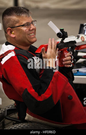 Veteran SGT Joey Smith lächelt nach einem gut gezielten Schuss während des Trainings für die Spiele 2012 Krieger in Colorado Springs, Colorado, April 23. Die Krieger-Spiele ist ein Wettbewerb zwischen den Verwundeten Krieger aus allen militärischen Bereichen und umfasst schwimmen, Leichtathletik, Radfahren, schießen, Bogenschießen, Volleyball und Rollstuhlbasketball sitzen. Die 2012 läuft vom 1.-5. Mai Krieger Spiele. Krieger Spiele 2012 (Praxis 1) 120423-M-EV637-021 Stockfoto