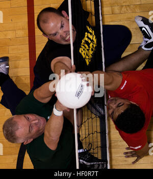 Marines mit der Verwundeten Krieger Regiment Praxis sitzen Volleyball während des Trainings für die Spiele 2012 Krieger in Colorado Springs, Colorado, April 24. Die Krieger-Spiele ist ein Wettbewerb zwischen den Verwundeten Krieger aus allen militärischen Bereichen und umfasst schwimmen, Leichtathletik, Radfahren, schießen, Bogenschießen, Volleyball und Rollstuhlbasketball sitzen. Die 2012 läuft vom 1.-5. Mai Krieger Spiele. 2012 verwundete Krieger (Praxis 2) 120424-M-EV637-212 Stockfoto