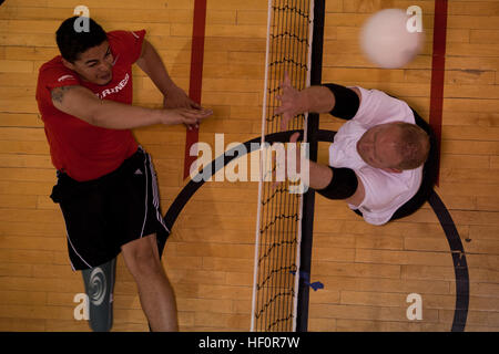 Nicholas Greeen, ein Veteran mit dem Verwundeten Krieger Regiment, schlägt den Ball im sitzen Volleyball Training für die Spiele 2012 Krieger in Colorado Springs, Colorado, April 24. Die Krieger-Spiele ist ein Wettbewerb zwischen den Verwundeten Krieger aus allen militärischen Bereichen und umfasst schwimmen, Leichtathletik, Radfahren, schießen, Bogenschießen, Volleyball und Rollstuhlbasketball sitzen. Die 2012 läuft vom 1.-5. Mai Krieger Spiele. 2012 verwundete Krieger (Praxis 2) 120424-M-EV637-362 Stockfoto