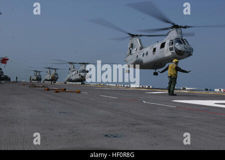 050326-M-5900L-089 Atlantik (26. März 2005) Ð A US Marinekorps CH-46E Sea Knight Hubschrauber, Marine Medium Hubschrauber Squadron One Six Two (HMM-162), zugewiesen fährt die amphibischen Angriff Schiff USS Kearsarge (LHD-3) zusätzliches Material und Personal aus den 26. Marine Expeditionary Unit abholen. Die 26. MEU fährt Camp Lejeune, North Carolina, für einen regelmäßigen Einsatz zur Unterstützung der globalen Krieg gegen den Terrorismus. US Marine Corps Foto: Lance Cpl. Daniel R. Lowndes (freigegeben) US Navy 050326-M-5900L-089 A US Marine Corps CH-46E Sea Knight Helikopter, Mar zugewiesen Stockfoto