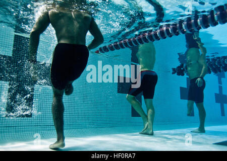 Marines machen Sie eine Pause beim Schwimmen üben für die Spiele 2012 Krieger in Colorado Springs, Colorado, April 25. Die Krieger-Spiele ist ein Wettbewerb zwischen den Verwundeten Krieger aus allen militärischen Bereichen und umfasst schwimmen, Leichtathletik, Radfahren, schießen, Bogenschießen, Volleyball und Rollstuhlbasketball sitzen. Die Krieger Spiele 2012 läuft vom 1. Mai bis Mai 5. 2012 verwundete Krieger (Übung 3) 120425-M-EV637-187 Stockfoto