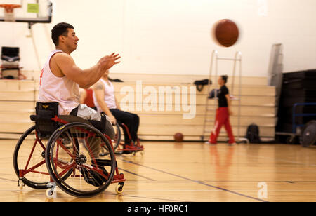 Sgt. Eric Rodriguez, gebürtig aus Echo Park, Los Angeles, erhält einen Pass im Rollstuhl-Basketball-Training für die Spiele 2012 Krieger in Colorado Springs, Colorado, 26.April. Rodriguez, der in improvisierten Sprengsatz verletzt wurde, ist im Wettbewerb mit Rollstuhl-Basketball und Schwimmen im Rahmen der Krieger Spiele. Die Krieger-Spiele ist ein Wettbewerb zwischen den Verwundeten Krieger aus allen militärischen Bereichen und umfasst schwimmen, Leichtathletik, Radfahren, schießen, Bogenschießen, Volleyball und Rollstuhlbasketball sitzen. Die Krieger Spiele 2012 läuft vom 1. Mai bis Mai 5. (U.S. Marine Corps phot Stockfoto