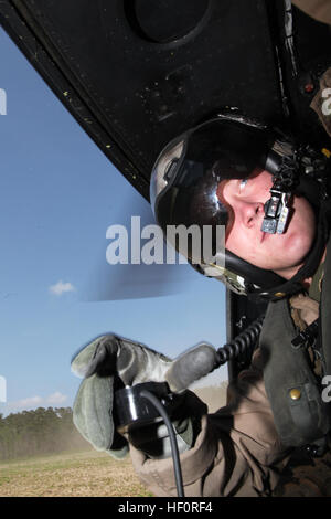 Lance Cpl. Jay R. Wright, Crewchief mit Marine Light Attack Helicopter Squadron 467, scannt den Horizont auf möglichen Bedrohungen für die UH-1N Huey, dass er in während einer Übung 30 April fliegt. Gefahren für eine luftgestützte Huey sind alles von hohen Bäumen und Vögel mit anderen Flugzeugen in der Gegend. Huey Crewchief zeigt Leidenschaft für die Fliegerei 120430-M-EY704-197 Stockfoto